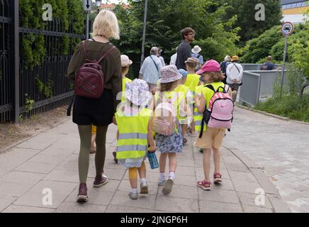 Litauische Kinder; Eine Gruppe von Grundschulkindern im Alter von 5-7 Jahren, die mit ihrem Lehrer in Vilnius, Litauen, Europa, spazieren gehen Stockfoto