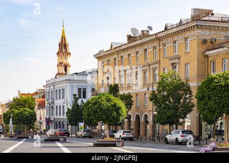 Vilnius Straßenszene in der Altstadt von Vilnius, vom Rathausplatz mit Blick auf die Nikolaikirche bei Sommersonne, Vilnius Litauen, Europa Stockfoto