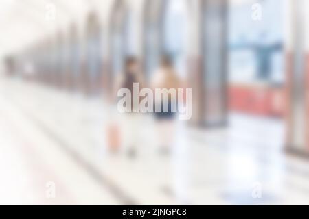 Verschwommenes Bild einer U-Bahn. Unscharfes Hintergrundbild einer Lobby mit U-Bahn-Stationen. Stockfoto