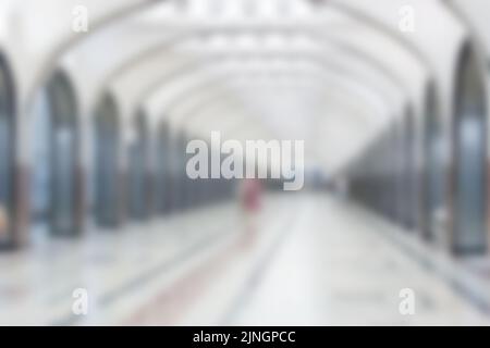 Verschwommenes Bild einer U-Bahn. Unscharfes Hintergrundbild einer Lobby mit U-Bahn-Stationen. Stockfoto