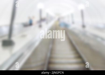 Verschwommenes Bild einer U-Bahn. Unscharfes Hintergrundbild einer Lobby mit U-Bahn-Stationen. Stockfoto