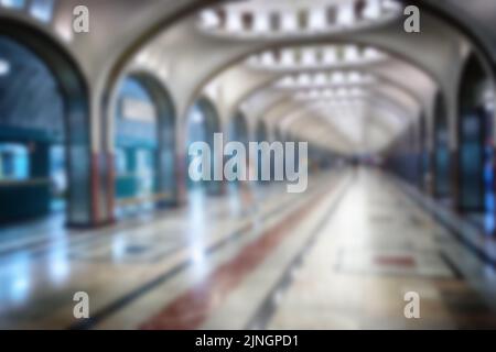Verschwommenes Bild einer U-Bahn. Unscharfes Hintergrundbild einer Lobby mit U-Bahn-Stationen. Stockfoto
