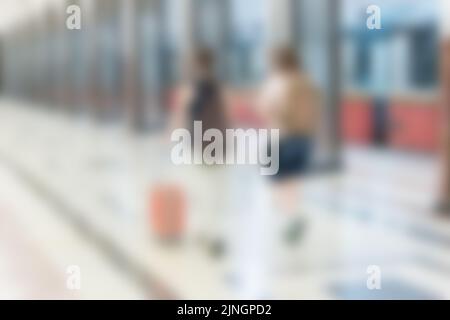 Verschwommenes Bild einer U-Bahn. Unscharfes Hintergrundbild einer Lobby mit U-Bahn-Stationen. Stockfoto