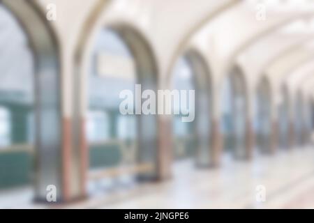 Verschwommenes Bild einer U-Bahn. Unscharfes Hintergrundbild einer Lobby mit U-Bahn-Stationen. Stockfoto
