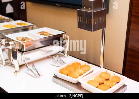 Buffet der Rezeption mit Burgern, kalte Snacks, Fleisch und Salate Stockfoto