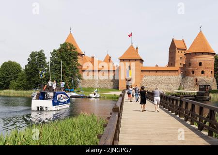 Litauen Touristen; Touristen besuchen Trakai Castle, eine restaurierte Burg aus dem 15.. Jahrhundert auf einer Insel im See Galve; Trakai, Litauen Europa Stockfoto