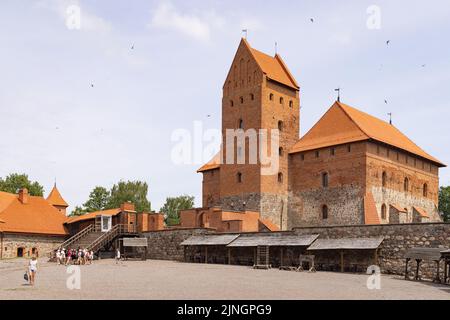 Trakai Castle Litauen, eine Burg aus dem 15.. Jahrhundert auf der Insel Trakai; - der Innenhof mit dem Berghof und dem Herzogspalast; Trakai, Litauen Europa Stockfoto