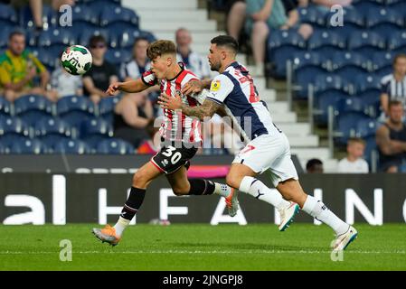 West Bromwich, England, 11.. August 2022. Oliver Arblaster von Sheffield Utd fordert Alex Mowatt von West Bromwich Albion während des Carabao Cup-Spiels bei den Hawthorns, West Bromwich, heraus. Bildnachweis sollte lauten: Andrew Yates / Sportimage Stockfoto