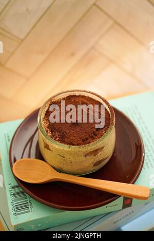 Italienisches Dessert Tiramisu mit Schokoladenpulver Stockfoto