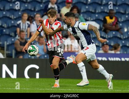 West Bromwich, England, 11.. August 2022. Oliver Arblaster von Sheffield Utd tusles mit Alex Mowatt von West Bromwich Albion während des Carabao Cup Spiels bei den Hawthorns, West Bromwich. Bildnachweis sollte lauten: Andrew Yates / Sportimage Stockfoto