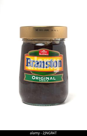 Branston Original Gurkenscheibe aus Glas von Crosse und Blackwell auf weißem Hintergrund ausgeschnitten Stockfoto