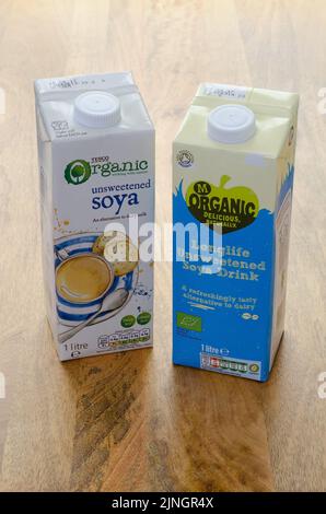 Kartons mit eigener Bio-Sojamilch von Tesco und Morrisons. Sojamilch ist eine milchfreie Alternative zur Kuhmilch Stockfoto