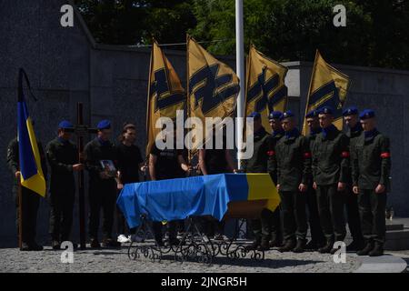 Lviv, Ukraine. 29.. Juli 2022. Soldaten der Nationalgarde der Ukraine umgeben den Sarg von Wassyl Sushtschuk während der Trauerfeier. In Lemberg fand die Beerdigung von Wassyl Suschtschuk vom Asow-Militärregiment und Junior-Sergeant Vitaly Borysyuk statt, der während der russischen Militärinvasion in die Ukraine durch russische Truppen starb. Vasyl Suschuk nahm an speziellen Rettungseinsätzen in der metallurgischen Fabrik Asovstal in der Stadt Mariupol, Region Donezk, Teil. Er war einer der 72. Soldaten, die im Werk gelandet sind. Kredit: SOPA Images Limited/Alamy Live Nachrichten Stockfoto