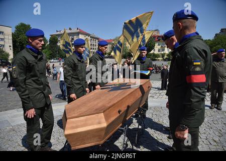 Lviv, Ukraine. 29.. Juli 2022. Soldaten der Nationalgarde der Ukraine umgeben den Sarg von Wassyl Sushtschuk während der Trauerfeier. In Lemberg fand die Beerdigung von Wassyl Suschtschuk vom Asow-Militärregiment und Junior-Sergeant Vitaly Borysyuk statt, der während der russischen Militärinvasion in die Ukraine durch russische Truppen starb. Vasyl Suschuk nahm an speziellen Rettungseinsätzen in der metallurgischen Fabrik Asovstal in der Stadt Mariupol, Region Donezk, Teil. Er war einer der 72. Soldaten, die im Werk gelandet sind. Kredit: SOPA Images Limited/Alamy Live Nachrichten Stockfoto