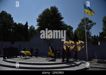 Lviv, Ukraine. 29.. Juli 2022. Soldaten der Nationalgarde der Ukraine umgeben die Särge während der Trauerfeier. In Lemberg fand die Beerdigung von Wassyl Suschtschuk vom Asow-Militärregiment und Junior-Sergeant Vitaly Borysyuk statt, der während der russischen Militärinvasion in die Ukraine durch russische Truppen starb. Vasyl Suschuk nahm an speziellen Rettungseinsätzen in der metallurgischen Fabrik Asovstal in der Stadt Mariupol, Region Donezk, Teil. Er war einer der 72. Soldaten, die im Werk gelandet sind. Kredit: SOPA Images Limited/Alamy Live Nachrichten Stockfoto