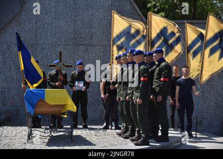 Lviv, Ukraine. 29.. Juli 2022. Soldaten der Nationalgarde der Ukraine umgeben den Sarg von Wassyl Sushtschuk während der Trauerfeier. In Lemberg fand die Beerdigung von Wassyl Suschtschuk vom Asow-Militärregiment und Junior-Sergeant Vitaly Borysyuk statt, der während der russischen Militärinvasion in die Ukraine durch russische Truppen starb. Vasyl Suschuk nahm an speziellen Rettungseinsätzen in der metallurgischen Fabrik Asovstal in der Stadt Mariupol, Region Donezk, Teil. Er war einer der 72. Soldaten, die im Werk gelandet sind. Kredit: SOPA Images Limited/Alamy Live Nachrichten Stockfoto