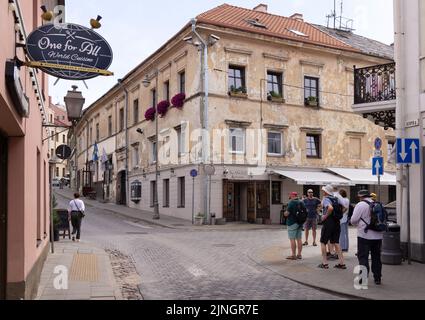 Litauen Tourismus; eine Führung für Touristen in der Unabhängigen Republik Uzupis, Uzupis Vilnius Altstadt, Vilnius Litauen Europa Stockfoto