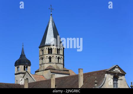 Le clocher de l'Eau Bénite et la Tour de l'horloge. Abbatiale Saint-Pierre et Saint-Paul. Cluny. Saône-et-Loire. Bourgogne. Frankreich. Europa. Stockfoto