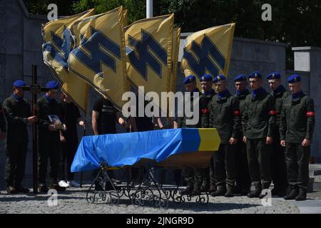 Lviv, Ukraine. 29.. Juli 2022. Soldaten der Nationalgarde der Ukraine umgeben den Sarg von Wassyl Sushtschuk während der Trauerfeier. In Lemberg fand die Beerdigung von Wassyl Suschtschuk vom Asow-Militärregiment und Junior-Sergeant Vitaly Borysyuk statt, der während der russischen Militärinvasion in die Ukraine durch russische Truppen starb. Vasyl Suschuk nahm an speziellen Rettungseinsätzen in der metallurgischen Fabrik Asovstal in der Stadt Mariupol, Region Donezk, Teil. Er war einer der 72. Soldaten, die im Werk gelandet sind. Kredit: SOPA Images Limited/Alamy Live Nachrichten Stockfoto