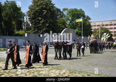 Soldaten der Nationalgarde der Ukraine tragen die Särge der Verstorbenen während der Trauerfeier. In Lemberg fand die Beerdigung von Wassyl Suschtschuk vom Asow-Militärregiment und Junior-Sergeant Vitaly Borysyuk statt, der während der russischen Militärinvasion in die Ukraine durch russische Truppen starb. Vasyl Suschuk nahm an speziellen Rettungseinsätzen in der metallurgischen Fabrik Asovstal in der Stadt Mariupol, Region Donezk, Teil. Er war einer der 72. Soldaten, die im Werk gelandet sind. Stockfoto