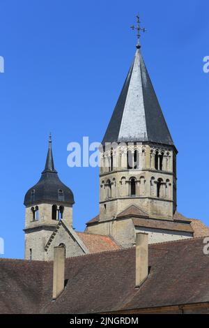 Le clocher de l'Eau Bénite et la Tour de l'horloge. Abbatiale Saint-Pierre et Saint-Paul. Cluny. Saône-et-Loire. Bourgogne. Frankreich. Europa. Stockfoto