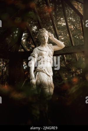 Eine vertikale Aufnahme der Statue von Diana, Göttin der Jagd in Asheville, North Carolina, USA Stockfoto