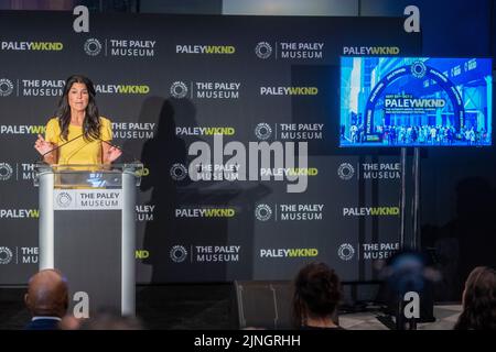 New York, NY - 11. August 2022: Paley-CEO Maureen Reidy spricht während einer gemeinsamen Ankündigung mit Bürgermeister Eric Adams im Paley Center for Media Stockfoto