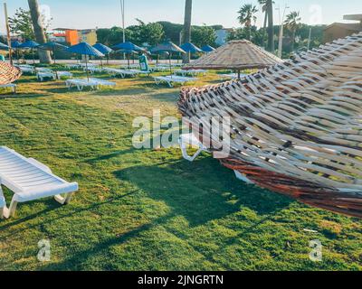 Bambus-Sonnenschirm auf blauem Himmel Hintergrund Stockfoto