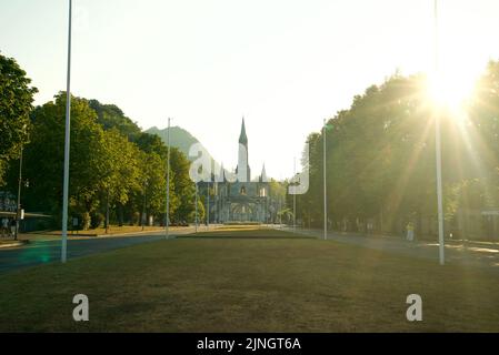 Sonnenuntergang in Sanctuaires Notre-Dame de Lourdes, einem katholischen Wallfahrtsort in Südfrankreich. Das Heiligtum unserer Lieben Frau von Lourdes. Kirche. Schrein. Stockfoto