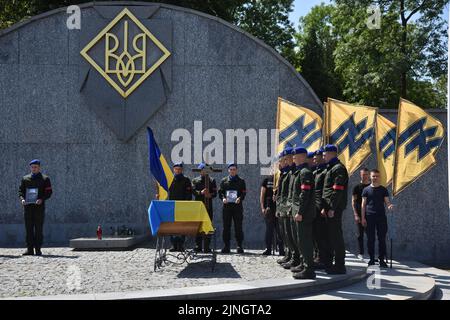 Soldaten der Nationalgarde der Ukraine umgeben den Sarg von Wassyl Sushtschuk während der Trauerfeier. In Lemberg fand die Beerdigung von Wassyl Suschtschuk vom Asow-Militärregiment und Junior-Sergeant Vitaly Borysyuk statt, der während der russischen Militärinvasion in die Ukraine durch russische Truppen starb. Vasyl Suschuk nahm an speziellen Rettungseinsätzen in der metallurgischen Fabrik Asovstal in der Stadt Mariupol, Region Donezk, Teil. Er war einer der 72. Soldaten, die im Werk gelandet sind. (Foto von Pavlo Palamarchuk/SOPA Images/Sipa USA) Stockfoto