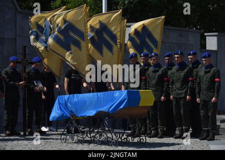 Soldaten der Nationalgarde der Ukraine umgeben den Sarg von Wassyl Sushtschuk während der Trauerfeier. In Lemberg fand die Beerdigung von Wassyl Suschtschuk vom Asow-Militärregiment und Junior-Sergeant Vitaly Borysyuk statt, der während der russischen Militärinvasion in die Ukraine durch russische Truppen starb. Vasyl Suschuk nahm an speziellen Rettungseinsätzen in der metallurgischen Fabrik Asovstal in der Stadt Mariupol, Region Donezk, Teil. Er war einer der 72. Soldaten, die im Werk gelandet sind. (Foto von Pavlo Palamarchuk/SOPA Images/Sipa USA) Stockfoto