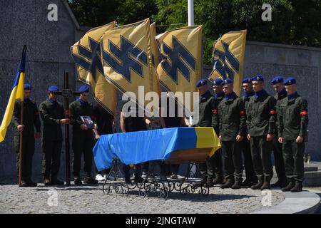 Soldaten der Nationalgarde der Ukraine umgeben den Sarg von Wassyl Sushtschuk während der Trauerfeier. In Lemberg fand die Beerdigung von Wassyl Suschtschuk vom Asow-Militärregiment und Junior-Sergeant Vitaly Borysyuk statt, der während der russischen Militärinvasion in die Ukraine durch russische Truppen starb. Vasyl Suschuk nahm an speziellen Rettungseinsätzen in der metallurgischen Fabrik Asovstal in der Stadt Mariupol, Region Donezk, Teil. Er war einer der 72. Soldaten, die im Werk gelandet sind. (Foto von Pavlo Palamarchuk/SOPA Images/Sipa USA) Stockfoto