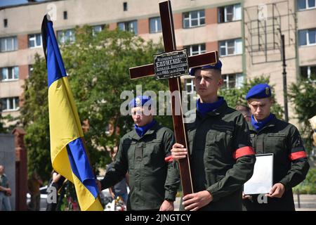 Soldaten der Nationalgarde der Ukraine tragen während der Trauerfeier Fahnen und ein Kreuz. In Lemberg fand die Beerdigung von Wassyl Suschtschuk vom Asow-Militärregiment und Junior-Sergeant Vitaly Borysyuk statt, der während der russischen Militärinvasion in die Ukraine durch russische Truppen starb. Vasyl Suschuk nahm an speziellen Rettungseinsätzen in der metallurgischen Fabrik Asovstal in der Stadt Mariupol, Region Donezk, Teil. Er war einer der 72. Soldaten, die im Werk gelandet sind. (Foto von Pavlo Palamarchuk/SOPA Images/Sipa USA) Stockfoto