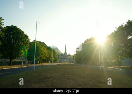 Sonnenuntergang in Sanctuaires Notre-Dame de Lourdes, einem katholischen Wallfahrtsort in Südfrankreich. Das Heiligtum unserer Lieben Frau von Lourdes. Kirche. Schrein. Stockfoto