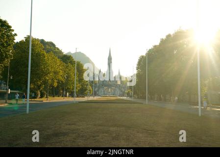 Sonnenuntergang in Sanctuaires Notre-Dame de Lourdes, einem katholischen Wallfahrtsort in Südfrankreich. Das Heiligtum unserer Lieben Frau von Lourdes. Kirche. Schrein. Stockfoto