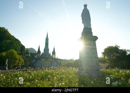 Sonnenuntergang in Sanctuaires Notre-Dame de Lourdes, einem katholischen Wallfahrtsort in Südfrankreich. Das Heiligtum unserer Lieben Frau von Lourdes. Kirche. Schreinstatue. Stockfoto