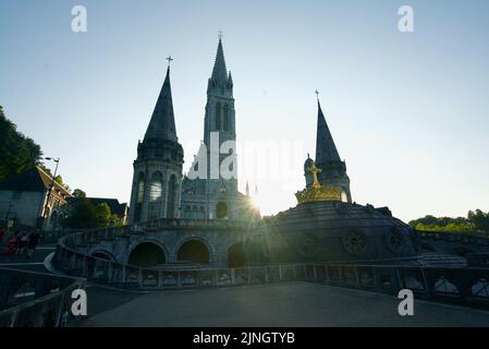 Sonnenuntergang in Sanctuaires Notre-Dame de Lourdes, einem katholischen Wallfahrtsort in Südfrankreich. Das Heiligtum unserer Lieben Frau von Lourdes. Kirche. Schrein. Stockfoto