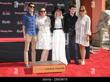 Los Angeles, USA. 11. August 2022. (L-R) Jordan White, Dexter Keaton, Diane Keaton, Duke Keaton und Gast bei der Hand & Footprint-Zeremonie von Diane Keaton, die am Donnerstag, dem 11. August 2022, im TCL Chinese Theatre in Hollywood, CA, stattfand. (Foto: Sthanlee B. Mirador/Sipa USA) Quelle: SIPA USA/Alamy Live News Stockfoto