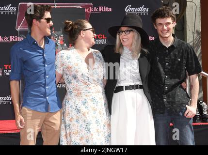 Los Angeles, USA. 11. August 2022. (L-R) Jordan White, Dexter Keaton, Diane Keaton und Duke Keaton bei der Hand & Footprint-Zeremonie von Diane Keaton, die am Donnerstag, dem 11. August 2022, im TCL Chinese Theatre in Hollywood, CA, stattfand. (Foto: Sthanlee B. Mirador/Sipa USA) Quelle: SIPA USA/Alamy Live News Stockfoto