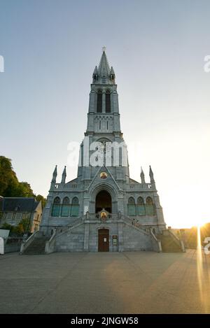 Sonnenuntergang in Sanctuaires Notre-Dame de Lourdes, einem katholischen Wallfahrtsort in Südfrankreich. Das Heiligtum unserer Lieben Frau von Lourdes. Kirche. Schrein. Stockfoto