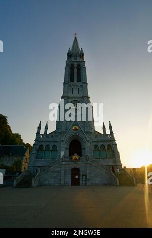 Sonnenuntergang in Sanctuaires Notre-Dame de Lourdes, einem katholischen Wallfahrtsort in Südfrankreich. Das Heiligtum unserer Lieben Frau von Lourdes. Kirche. Schrein. Stockfoto