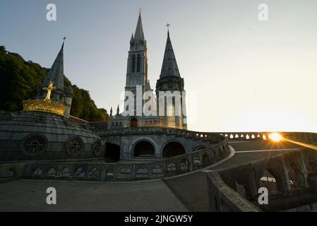 Sonnenuntergang in Sanctuaires Notre-Dame de Lourdes, einem katholischen Wallfahrtsort in Südfrankreich. Das Heiligtum unserer Lieben Frau von Lourdes. Kirche. Schrein. Stockfoto