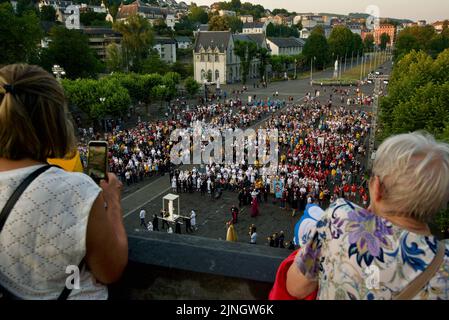 Menschenmassen versammeln sich zur Messe @ Sanctuaires Notre-Dame de Lourdes, ein katholischer Wallfahrtsort. Das Heiligtum unserer Lieben Frau von Lourdes. Prozession in Lourdes. Stockfoto