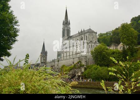 Sanctuaires Notre-Dame de Lourdes, ein katholischer Wallfahrtsort in Südfrankreich. Das Heiligtum unserer Lieben Frau von Lourdes. Kirche. Kathedrale. Schrein. Stockfoto