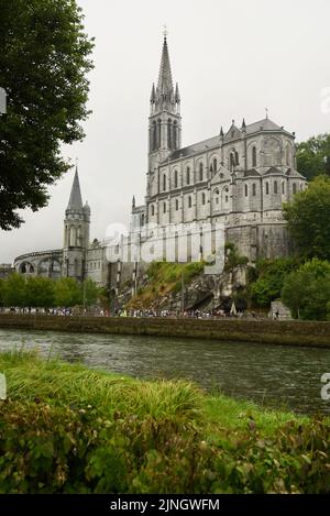 Sanctuaires Notre-Dame de Lourdes, ein katholischer Wallfahrtsort in Südfrankreich. Das Heiligtum unserer Lieben Frau von Lourdes. Kirche. Kathedrale. Schrein. Stockfoto
