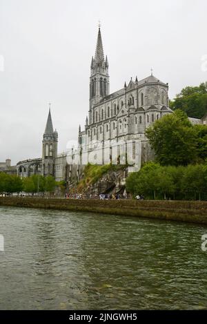 Sanctuaires Notre-Dame de Lourdes, ein katholischer Wallfahrtsort in Südfrankreich. Das Heiligtum unserer Lieben Frau von Lourdes. Kirche. Kathedrale. Schrein. Stockfoto