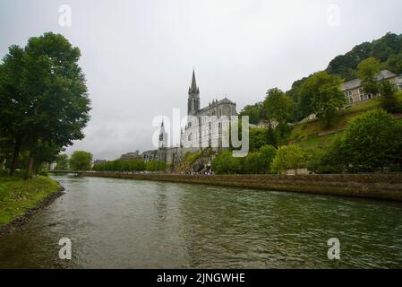 Sanctuaires Notre-Dame de Lourdes, ein katholischer Wallfahrtsort in Südfrankreich. Das Heiligtum unserer Lieben Frau von Lourdes. Kirche. Kathedrale. Schrein. Stockfoto