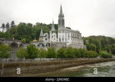 Sanctuaires Notre-Dame de Lourdes, ein katholischer Wallfahrtsort in Südfrankreich. Das Heiligtum unserer Lieben Frau von Lourdes. Kirche. Kathedrale. Schrein. Stockfoto