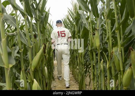 Dyersville, Usa. 11. August 2022. Chicago Cubs Sean Newcomb läuft vor dem MLB Field of Dreams Game gegen die Cincinnati Reds in Dyersville, Iowa, Donnerstag, 11. August 2022 durch den Mais. Foto von Mark Black/UPI Credit: UPI/Alamy Live News Stockfoto