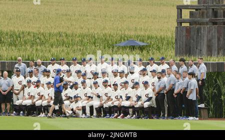 Dyersville, Usa. 11. August 2022. Die Chicago Cubs haben ihr Team vor dem MLB Field of Dreams Game gegen die Cincinnati Reds in Dyersville, Iowa, Donnerstag, 11. August 2022, fotografieren lassen. Foto von Mark Black/UPI Credit: UPI/Alamy Live News Stockfoto